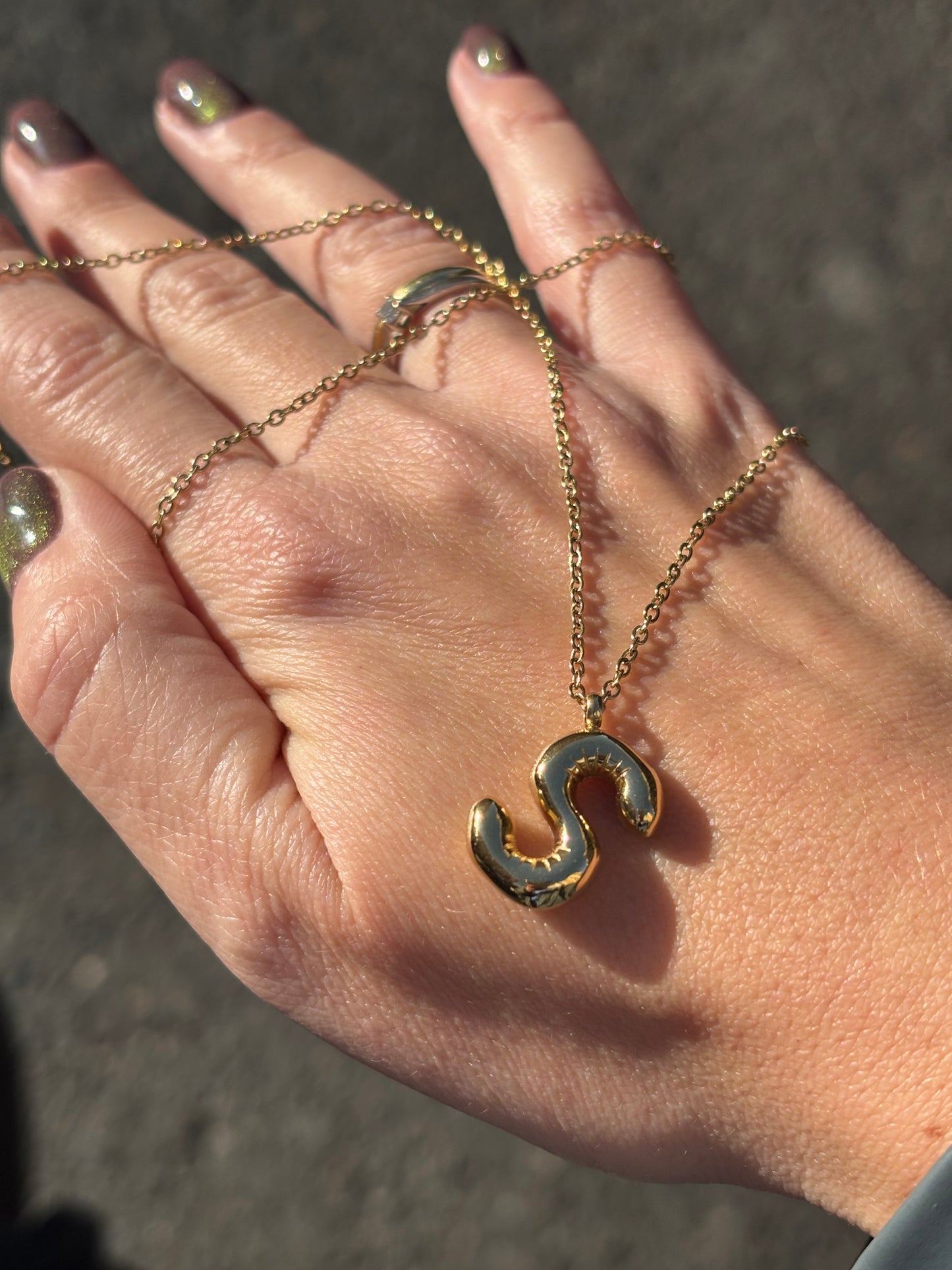 Collar letra Globo dorado