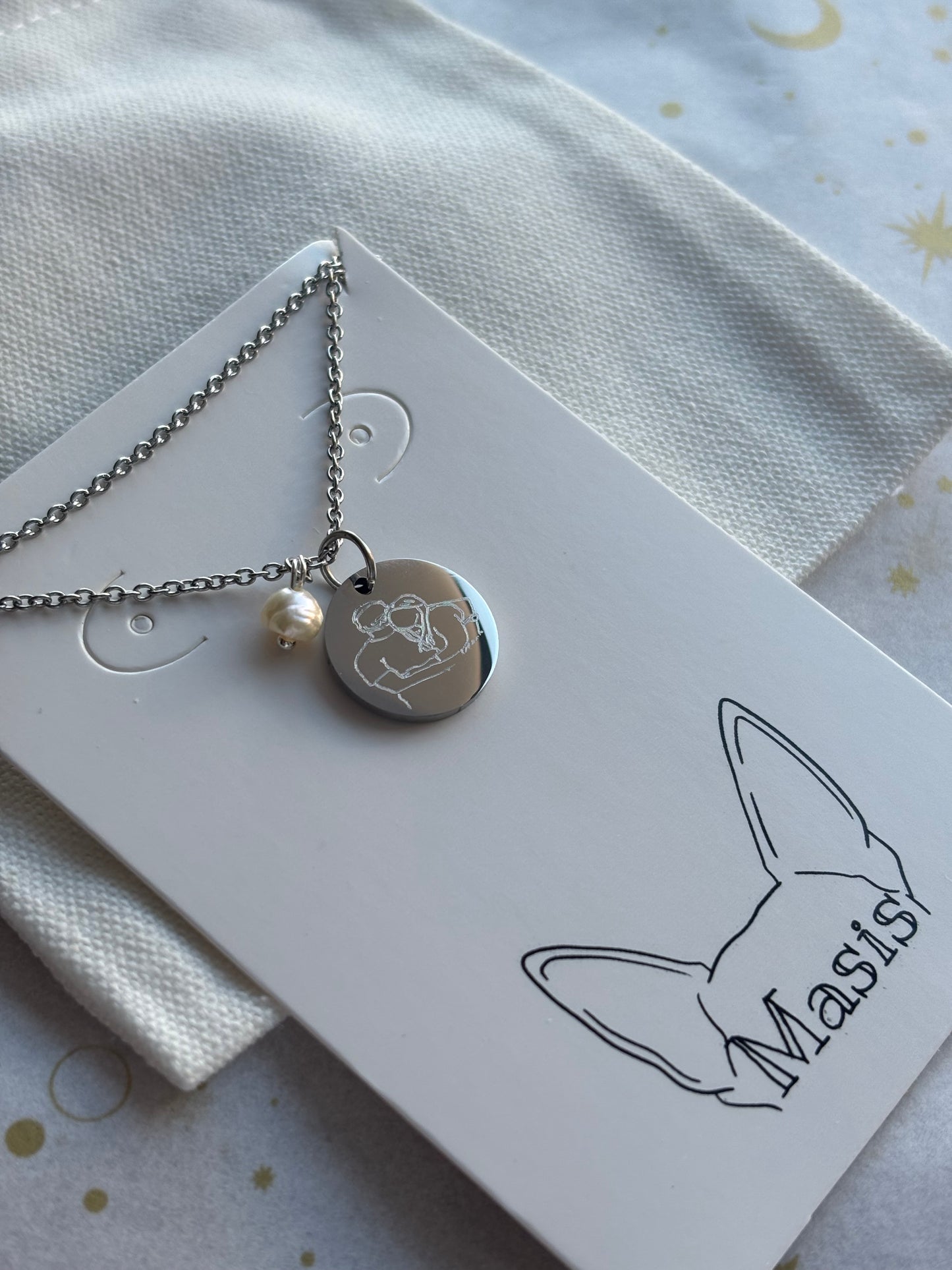 Collar con dibujo a línea