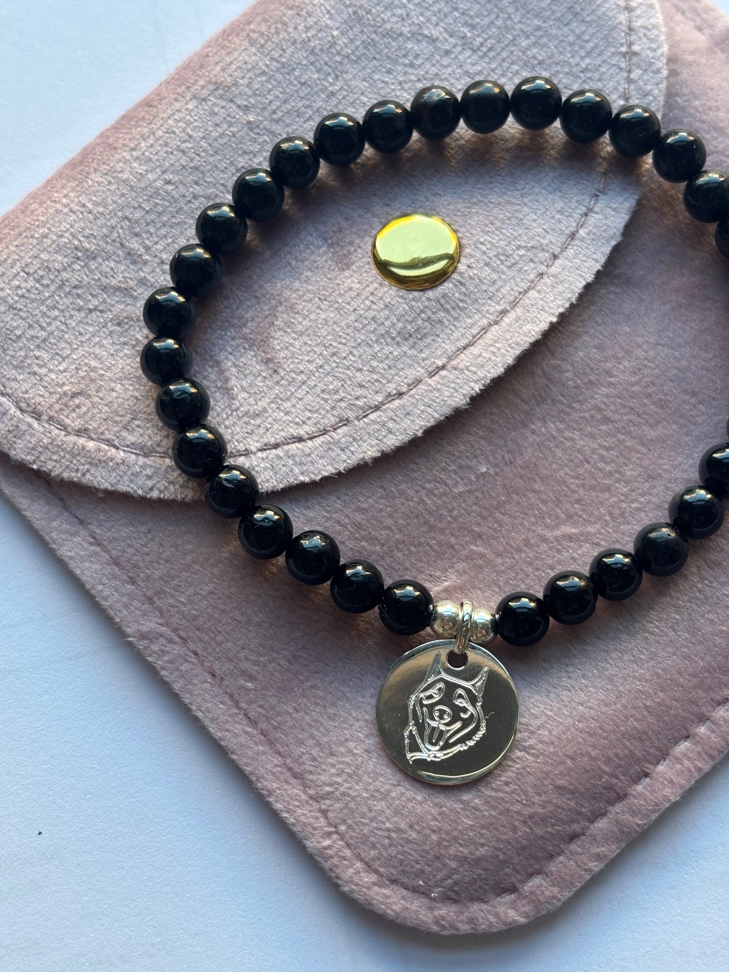 Pulsera con piedra natural y medalla de silueta