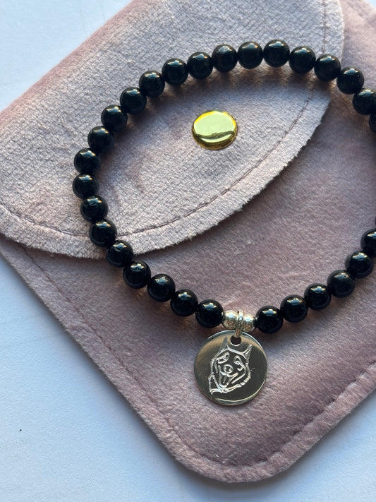 Pulsera con piedra natural y medalla de silueta