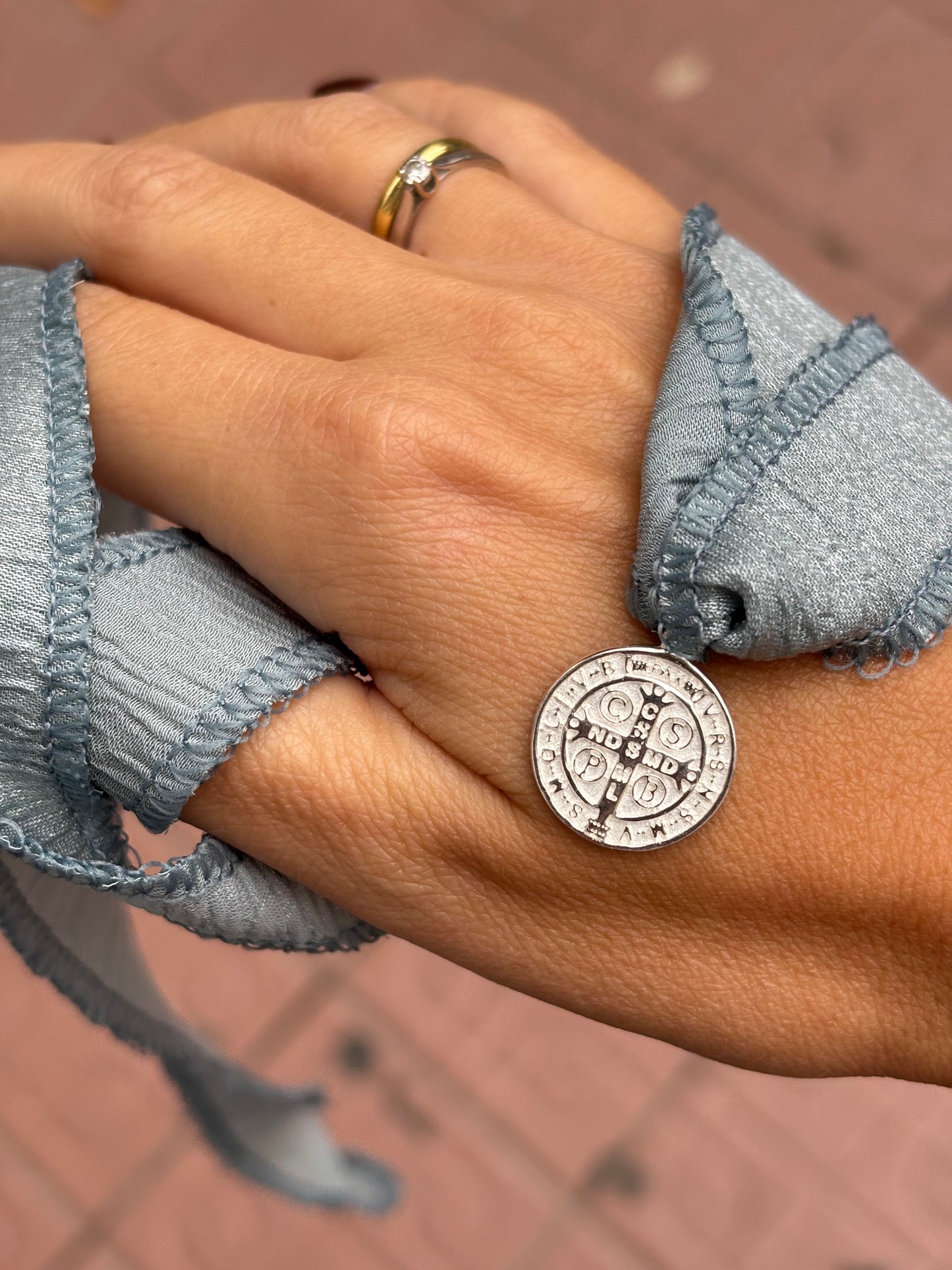 Medalla de San Benito con Seda