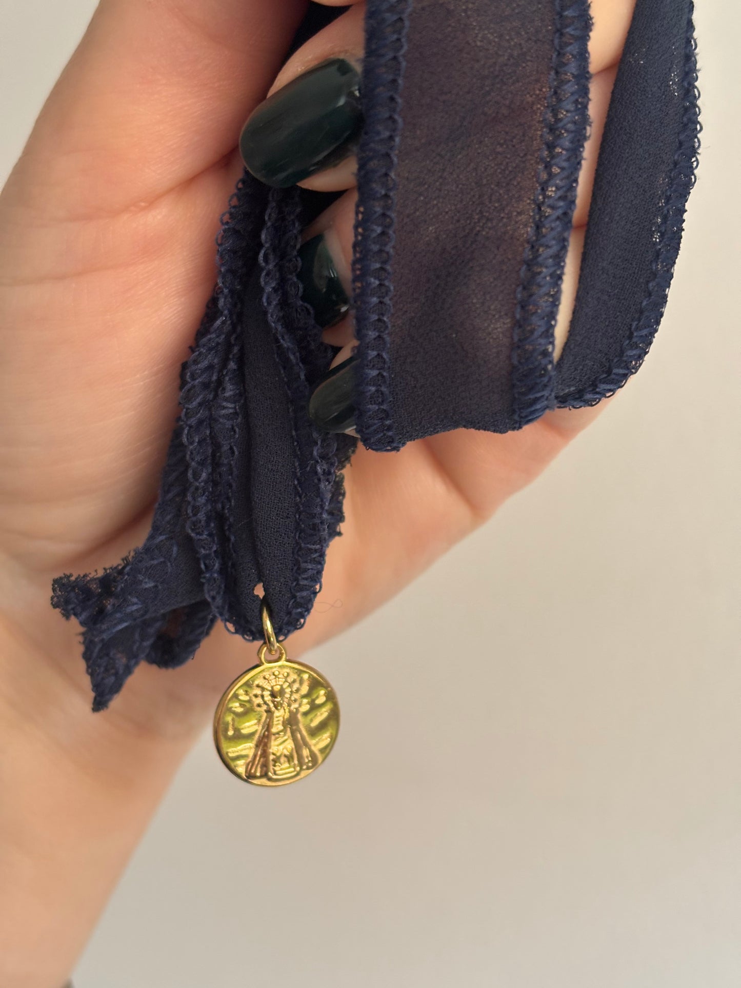 Cinta de seda con medalla de la Mare de Déu