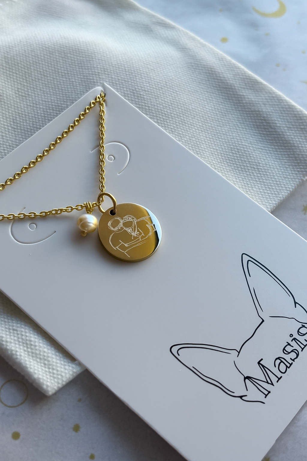 Collar con dibujo a línea