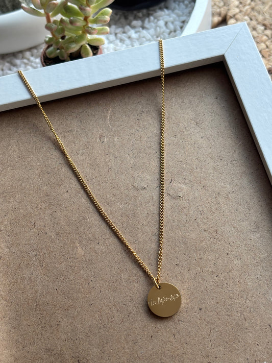 Collar largo con medalla grabada