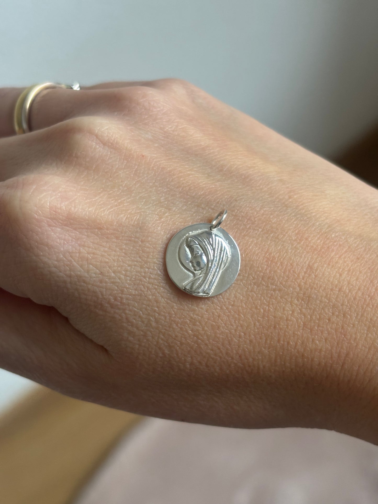 Medalla virgen niña 15mm