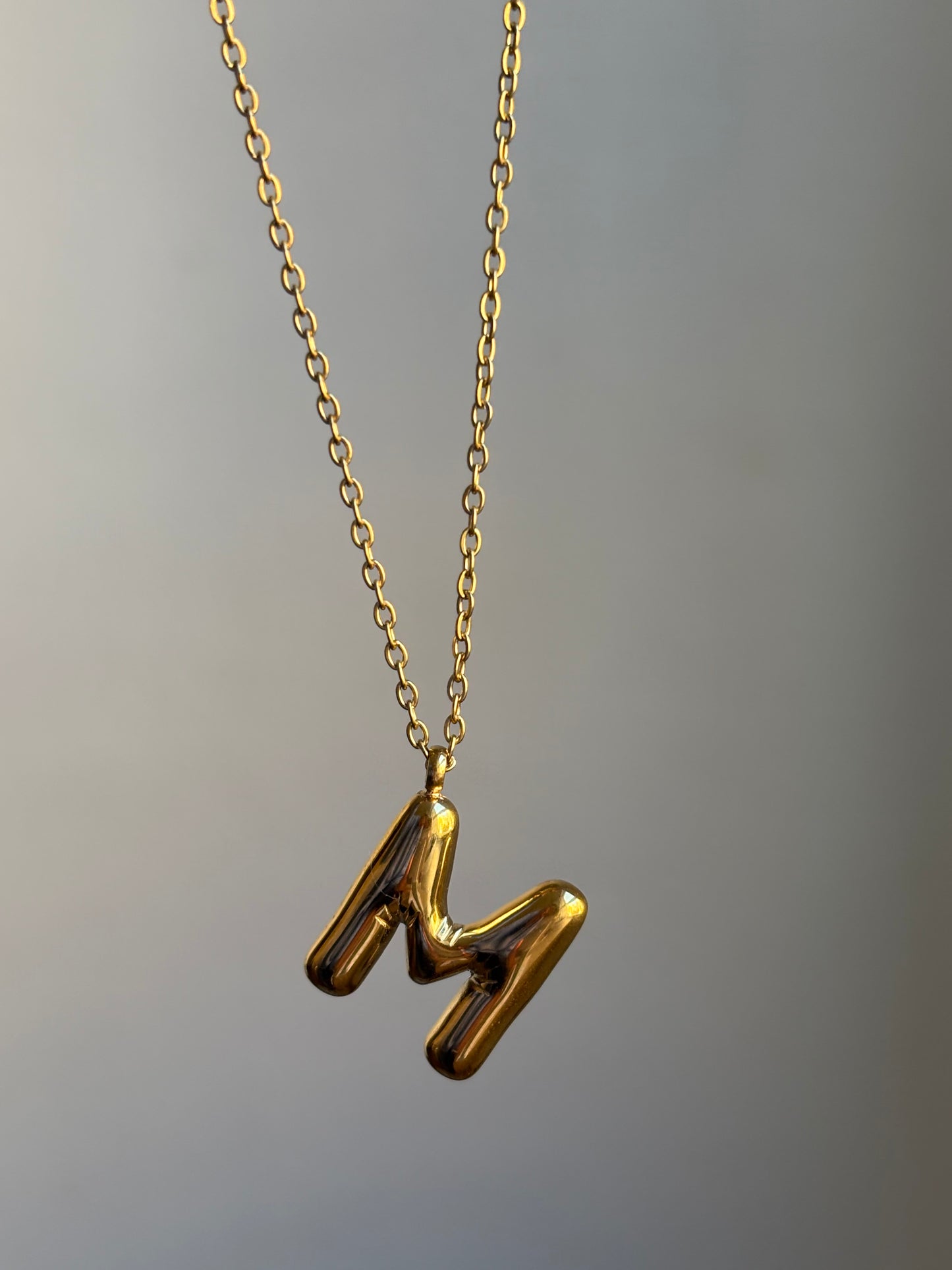 Collar letra Globo dorado