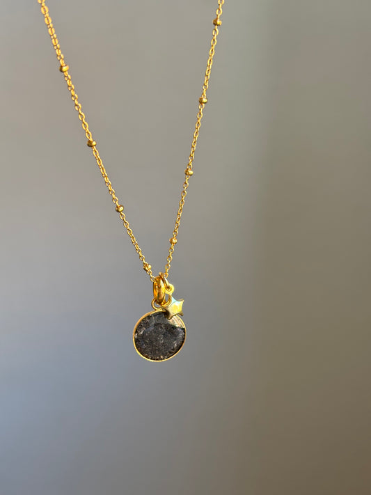 Gargantilla memorial con cenizas chapada en oro