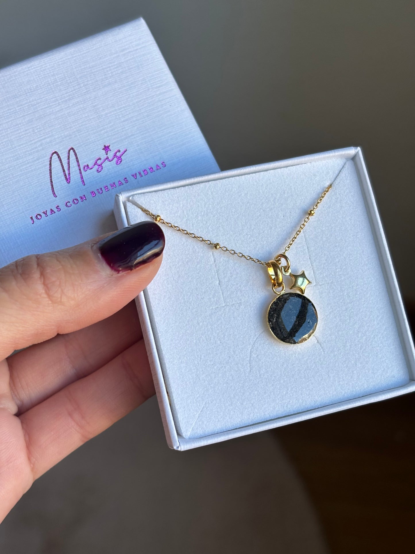 Gargantilla memorial con cenizas chapada en oro