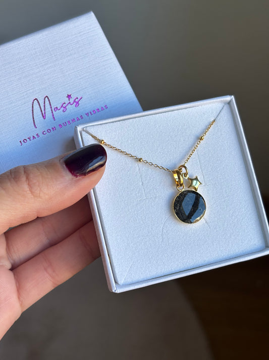 Gargantilla memorial con cenizas chapada en oro