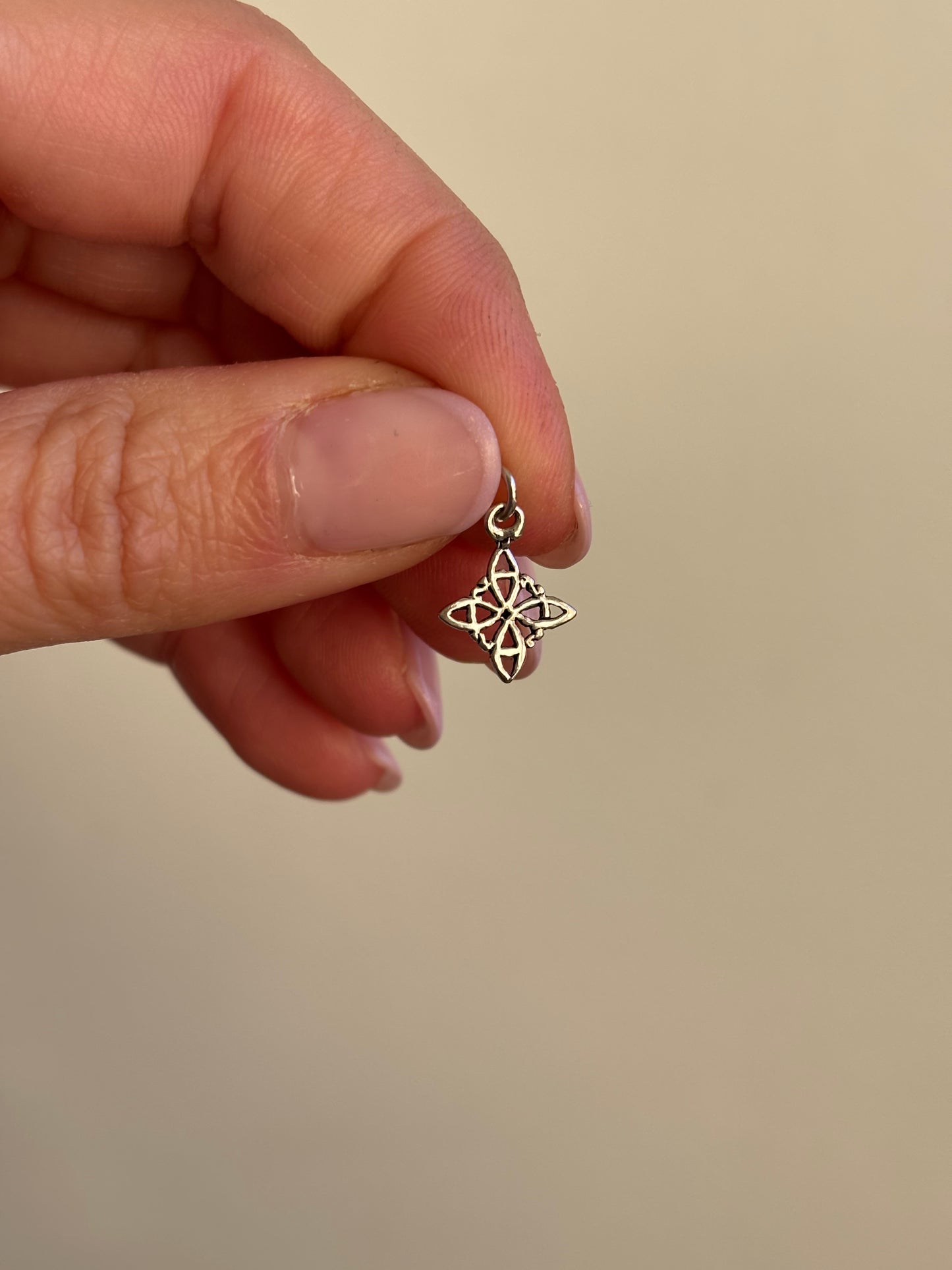 Mini Colgante Nudo de brujas plata 925