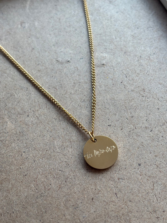 Collar largo con medalla grabada