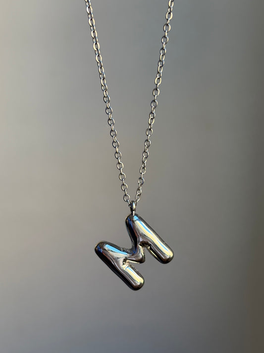 Collar letra globo plateado