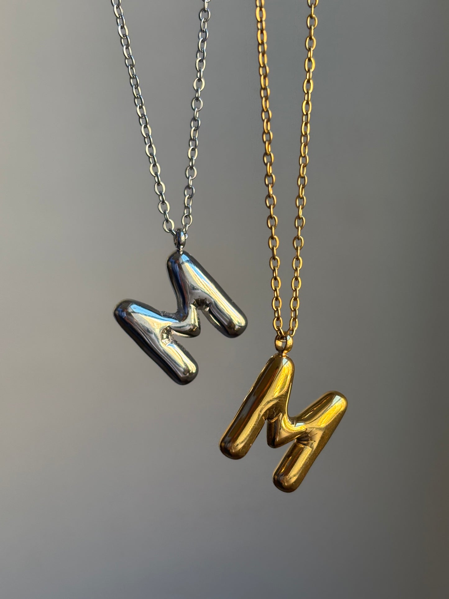 Collar letra globo plateado