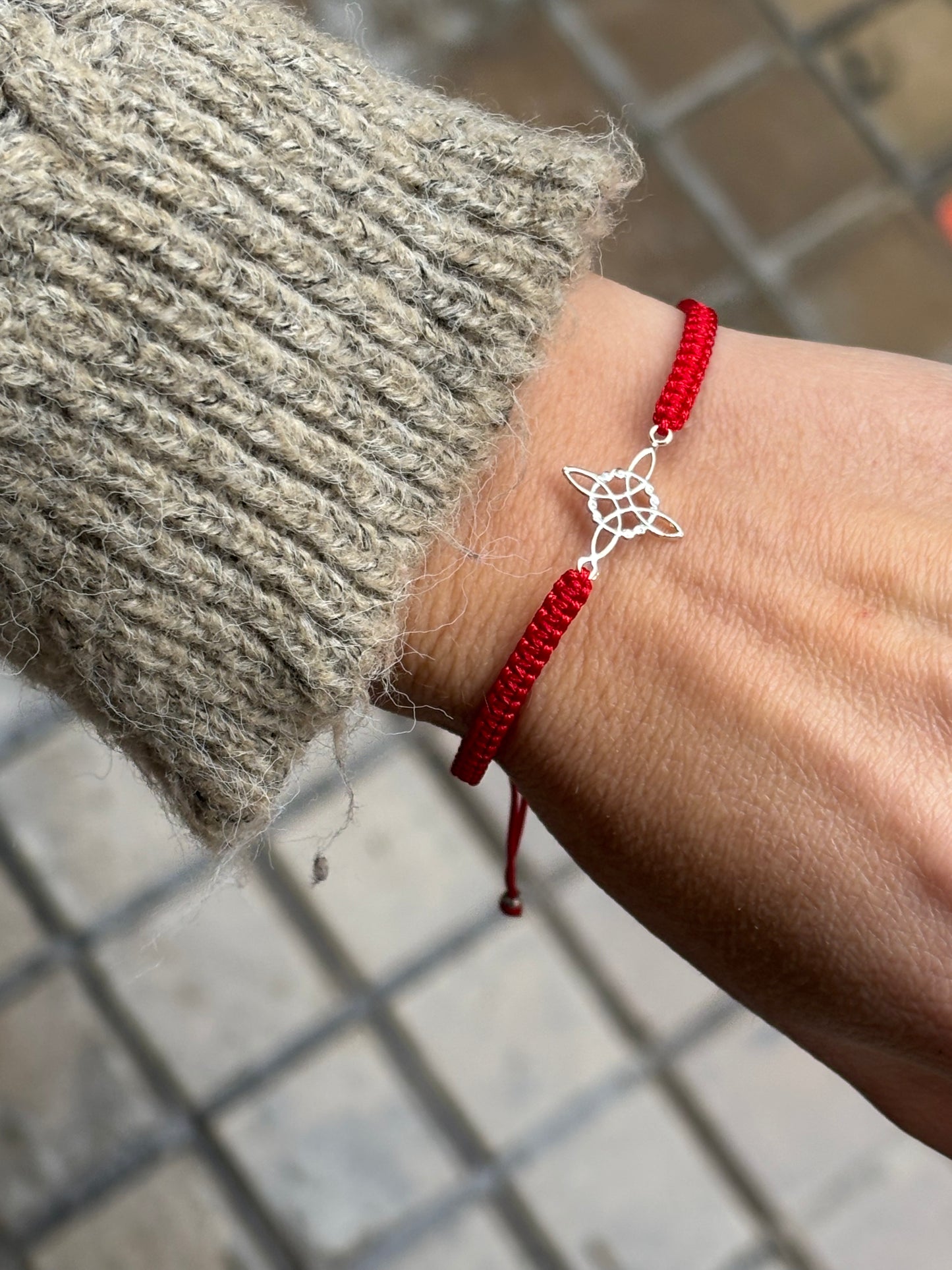 Pulsera de plata 925 con cordón rojo – Nudo de bruja