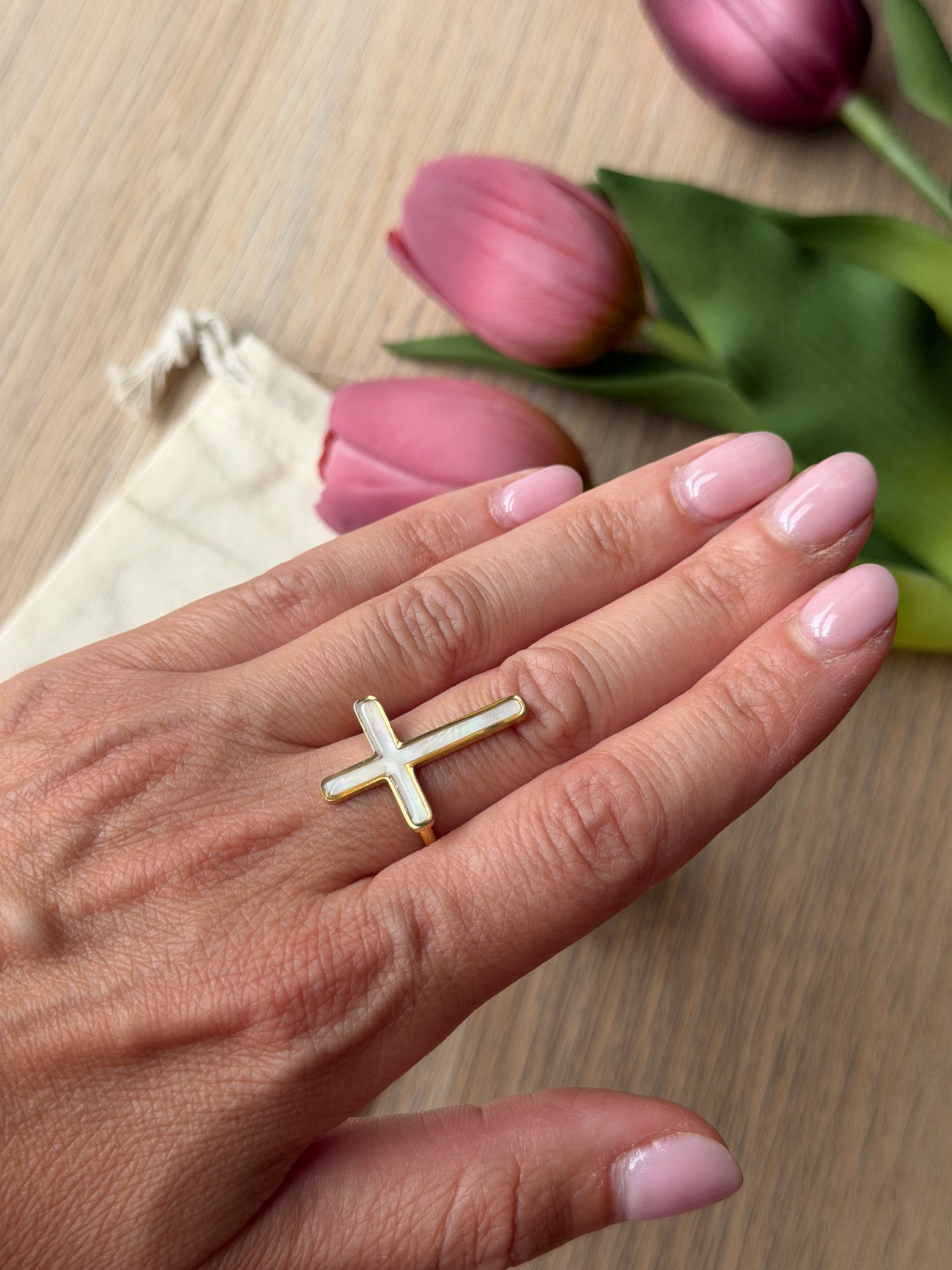 Anillo cruz nácar