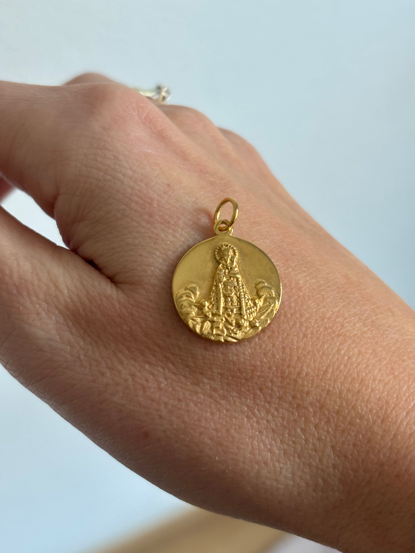 Medalla Virgen de los Desamparados en Plata 925 Chapada en Oro (18 mm)
