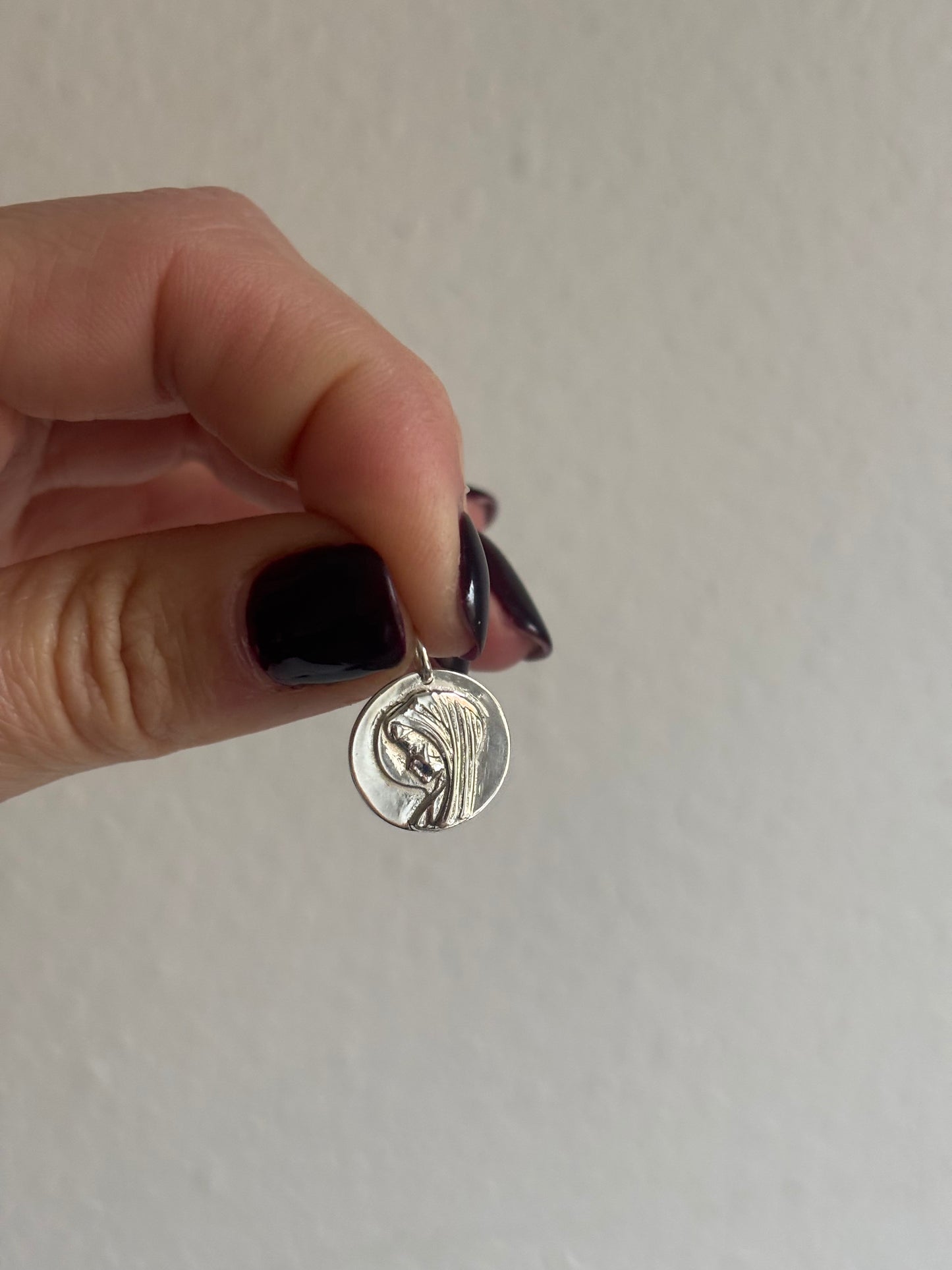 Medalla virgen niña 15mm